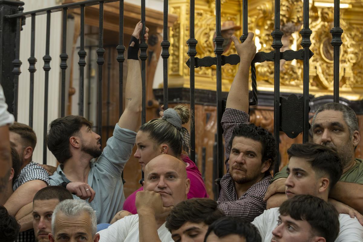 La imagen de la Virgen del Rocío durante su tradicional procesión en la que visita las 127 hermandades filiales. La imagen de la Virgen del Rocío durante su tradicional procesión en la que visita las 127 hermandades filiales.