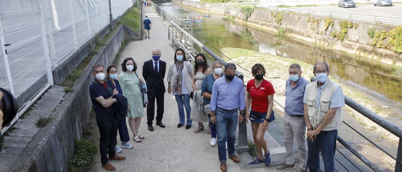 Representantes de “Les Caseríes” con la directiva del Grupo, ayer por la tarde, junto al río Piles.