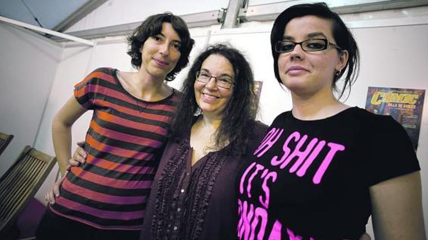 Las autoras de cómic Nancy Peña, Melinda Gebbie y Noiry, ayer en la carpa de Álvarez Acebal.