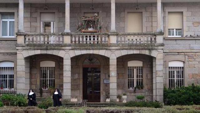 Dos monjas, ante el Asilo de Caldas.