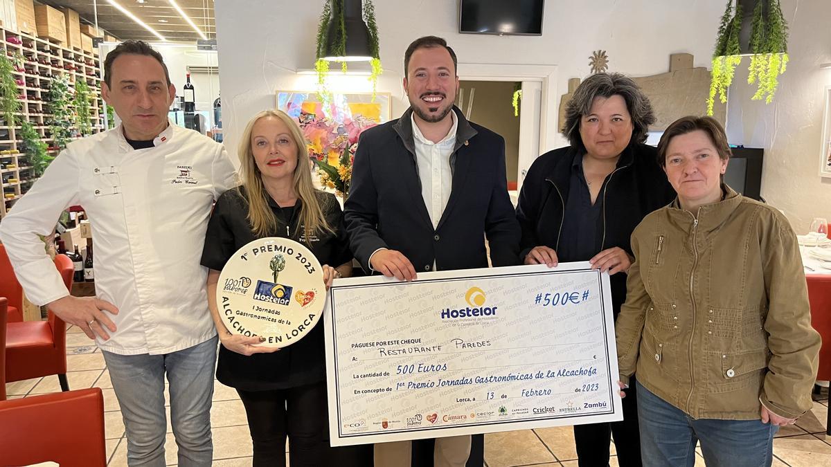 Pedro Coronel, Pepi Simón, Francisco Morales, Inés Martínez y María Dolores Chumillas, con el cheque.