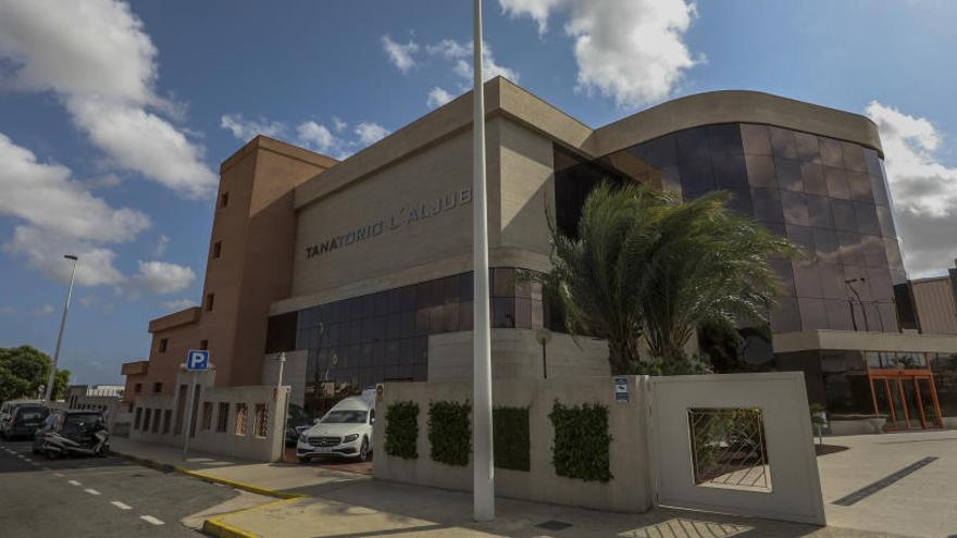 Los exteriores del tanatorio de L&#039;Aljub, donde está previsto cerrar el velatorio de noche.