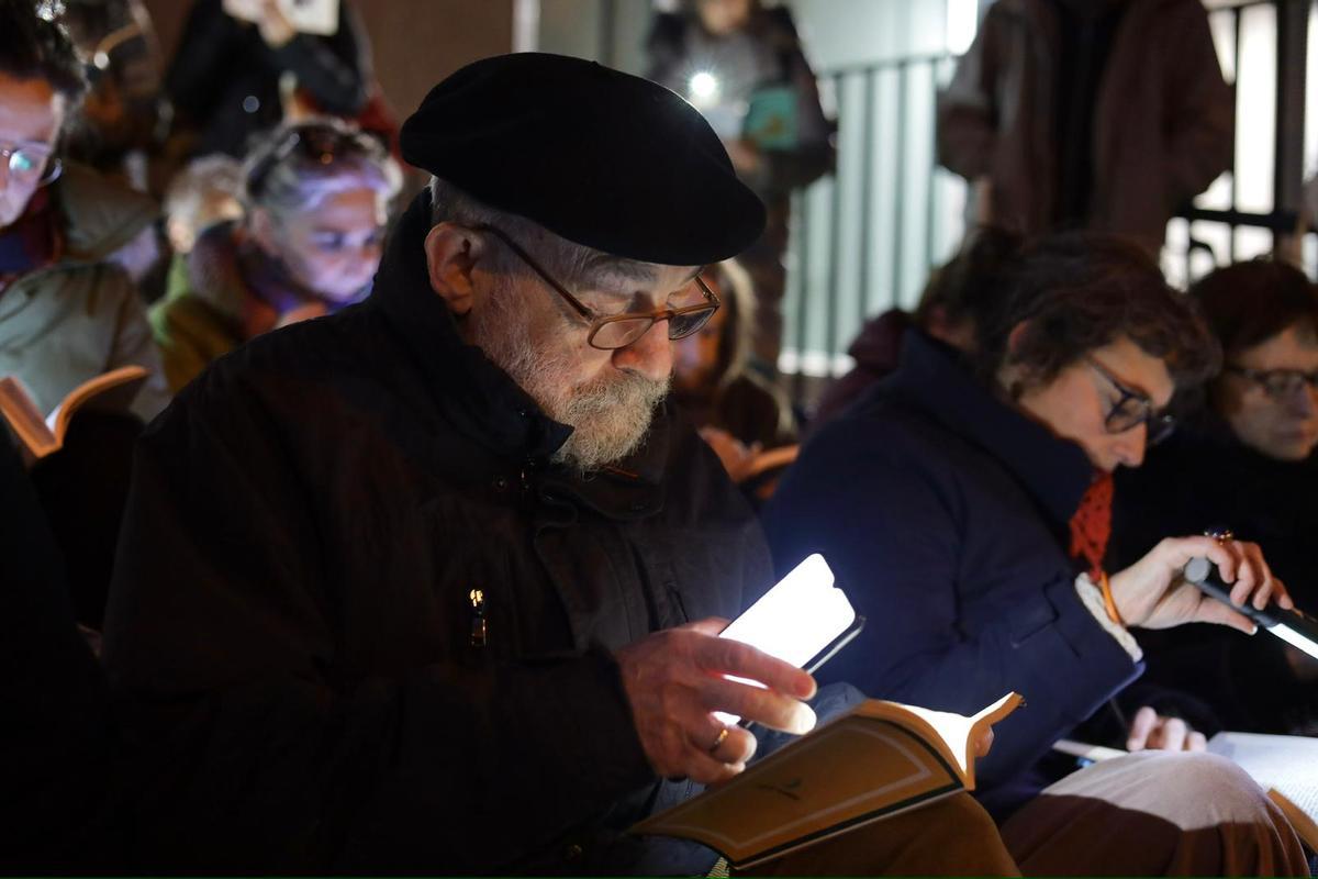 En imágenes | Decenas de personas se manifiestan contra los recortes en la Biblioteca de Aragón en Zaragoza