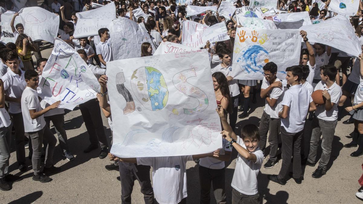 Imagen de archivo de una concentración por la crisis climática de alumnado de Alicante
