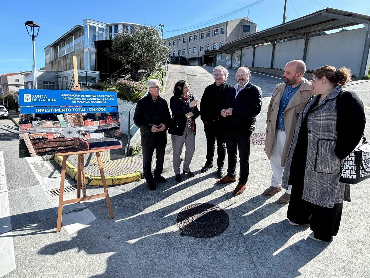 Belén do Campo, esquerda, e Eduardo Parga, cuarto pola esquerda, con técnicos e edís na zona onde se fará a glorieta.