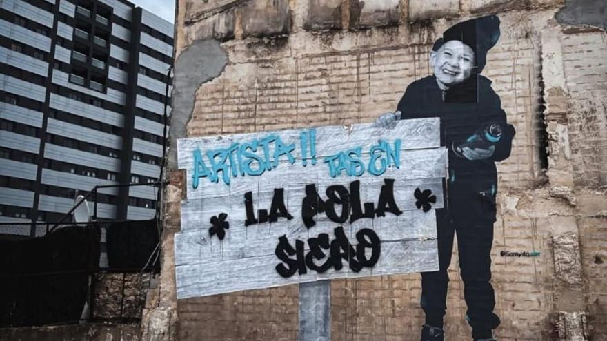 La obra, sobre una pared en la zona del acceso a la Pola desde Siero Este. | S. A.
