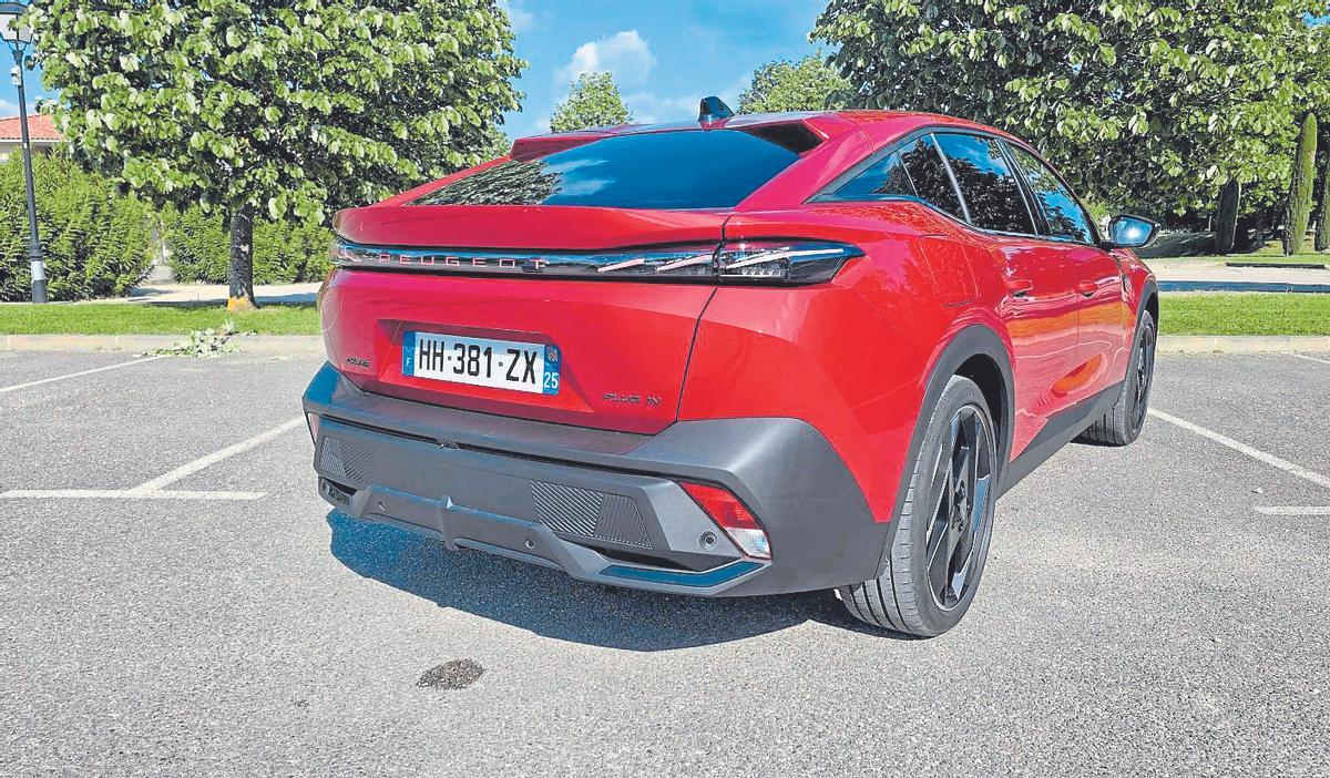 La parte trasera del Peugeot 408.