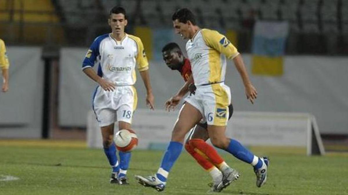 Al fondo, Ricardo León en el último partido de la selección canaria absoluta disputado en diciembre de 2007.