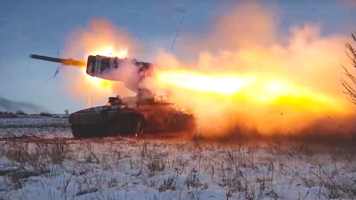 Un tanque ruso dispara un cohete durante unos ejercicios militares en Orenburg.