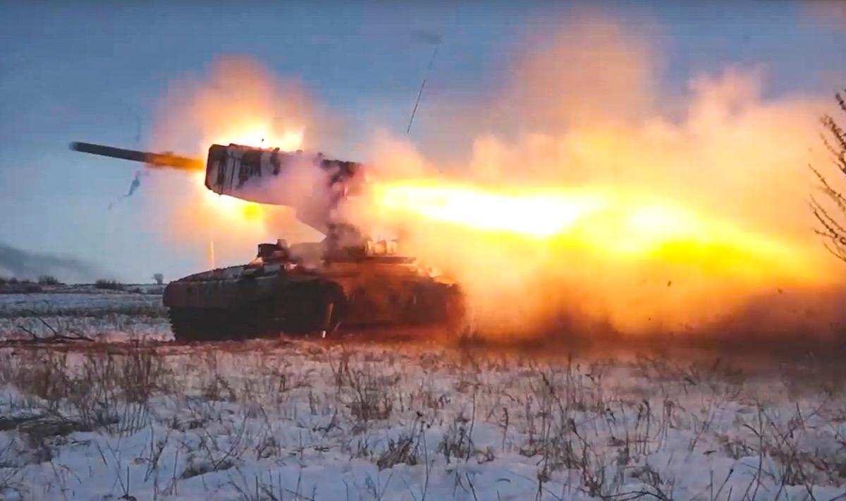 Un tanque ruso dispara un cohete durante unos ejercicios militares en Orenburg. Un tanque ruso dispara un cohete durante unos ejercicios militares en Orenburg.