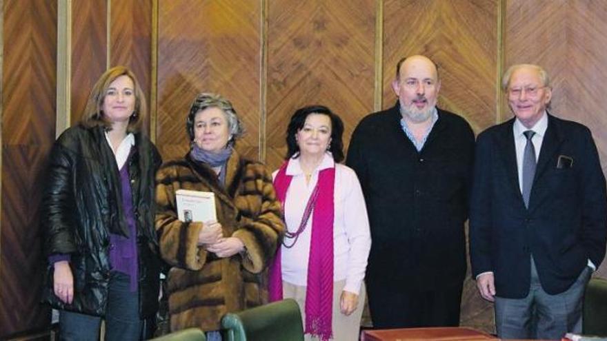 Por la izquierda, Covadonga Betegón, Carmen Ruiz-Tilve, Yola Corrochano, Luis Arias Argüelles-Meres y Teófilo Rodríguez.