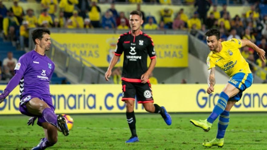 Rubén Castro, ante el meta Dani Hernández, en el derbi del pasado diciembre.