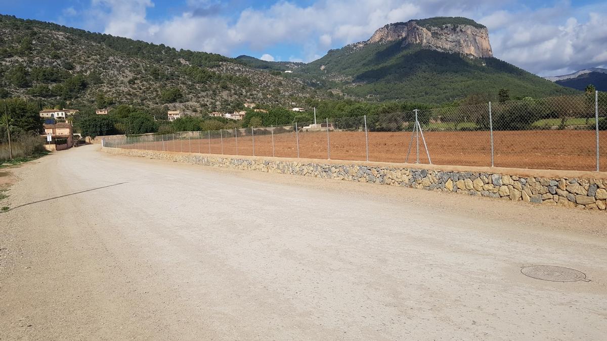 El camino une las carreteras de Lloseta y Orient.