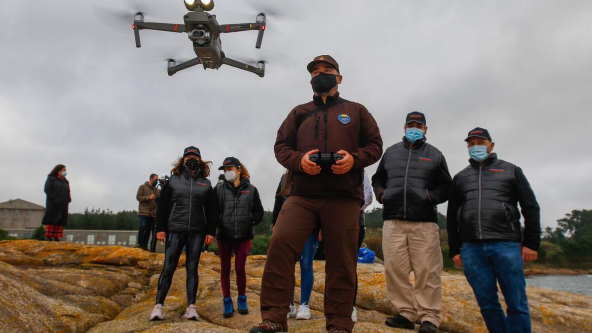 Jorge García, instructor, manejando un dron ayer en las cercanías del Igafa.  | // IÑAKI ABELLA