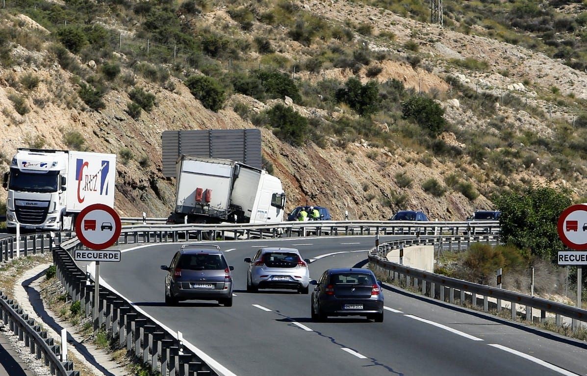 Un camión accidentado provoca 7 kilómetros de retenciones en la A-31 entre Elda y Novelda