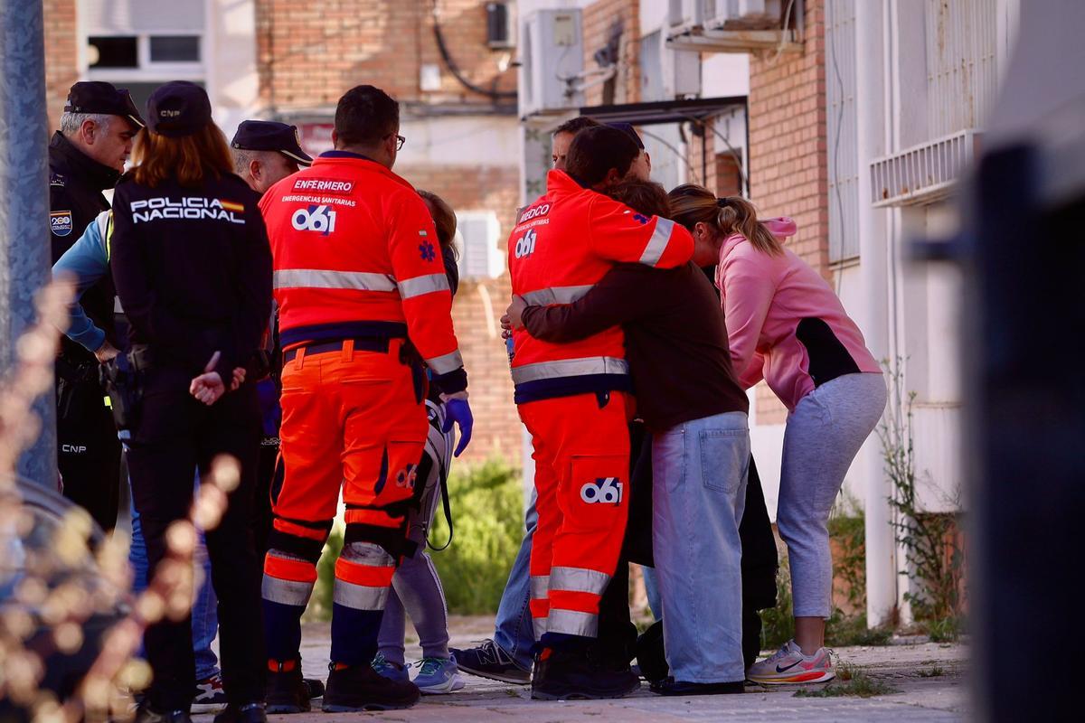 Efectivos del 061 consuelan a allegados de la fallecida este lunes en la Fuensanta.