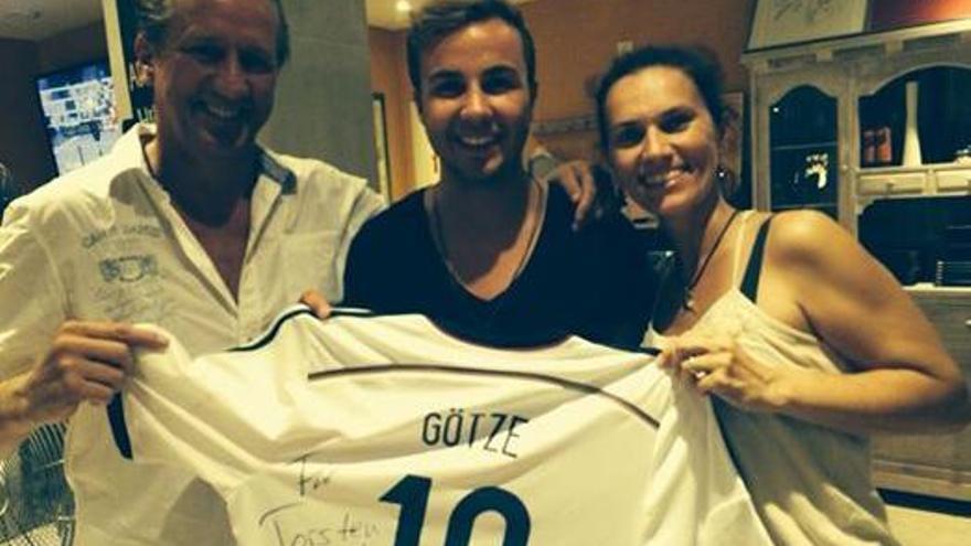 Glücklich in Cala d&#039;Or: Mario Götze mit den Wirten des &quot;La Marina&quot;