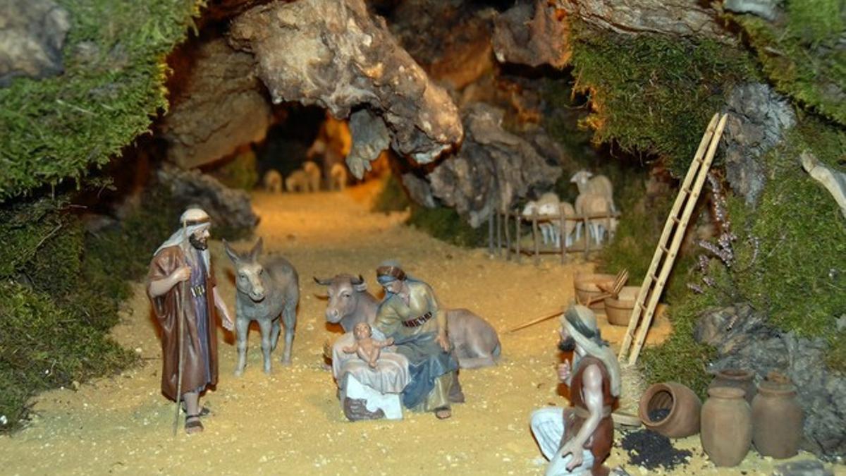 El belén navideño de la localidad burgalesa de Renuncio, con el buey y la mula.