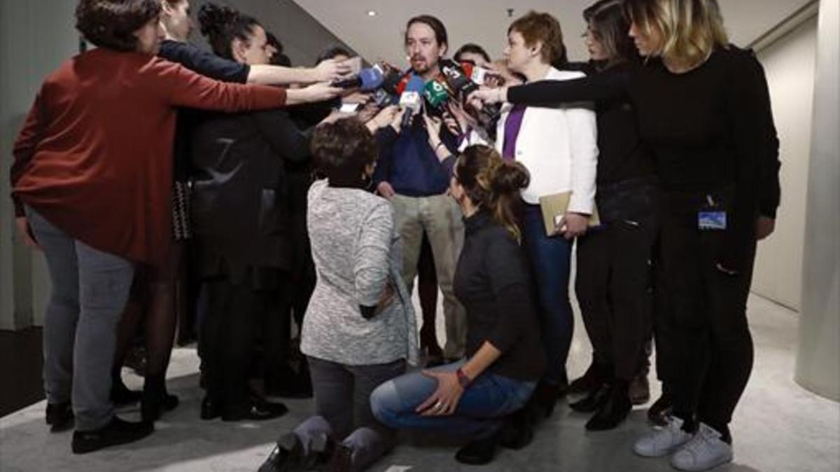 Iglesias responde a las preguntas de periodistas en el Congreso, ayer.