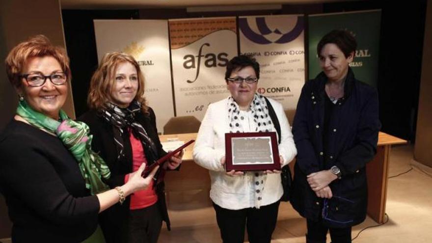 Rosa Suárez, María Luisa Fernández, Elda del Carmen Fernández y Carmen Moriyón, en la entrega de premios.