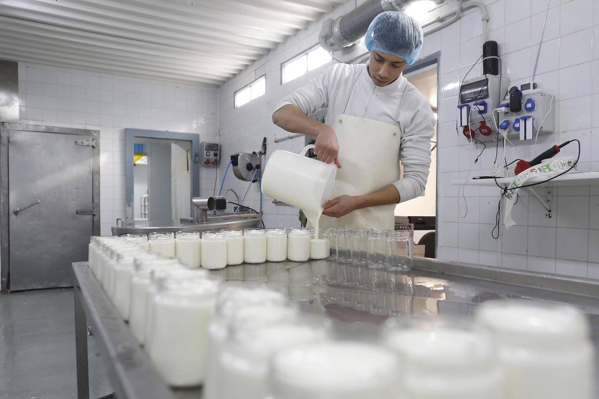 Producció dins l'obrador de Mas Claperol, a Olot.