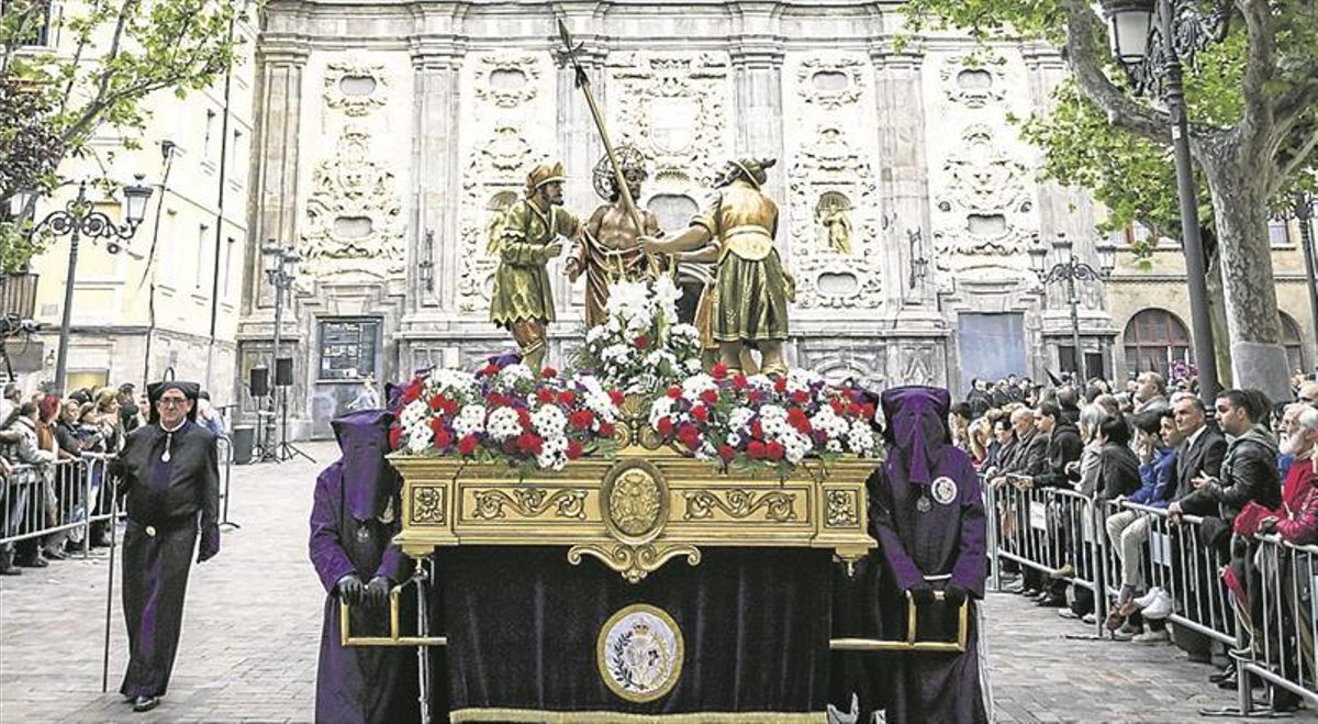 Un Santo Entierro multitudinario da paso a la Soledad ante el Sepulcro