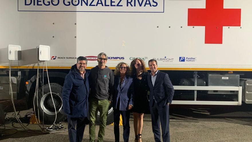 El cirujano coruñés Diego González Rivas (segundo, por la izquierda), junto a José Antonio Valero, del Colegio de Médicos de Madrid; Clara Arpa, propietaria de Arpa, la empresa fabricante de la unidad móvil; Carla Salgado, directora de la Fundación; y Samuel del Río, secretario.