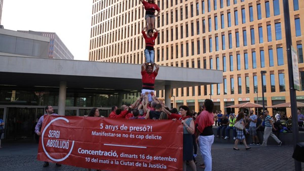 Protesta de 'castellers' ante la Ciutat de la Justícia por el juicio a Sergi Rubia