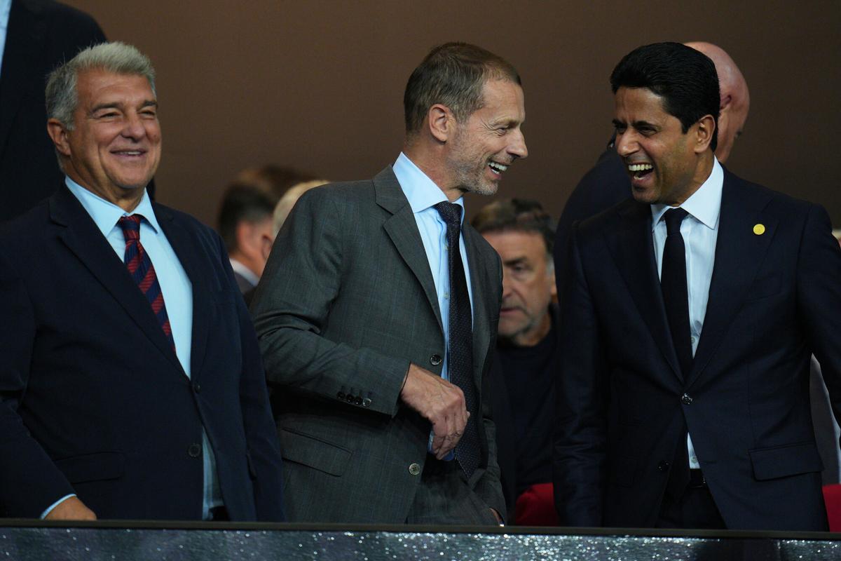 Aleksander Ceferin, el presidente de la UEFA, flanqueado por el del Barça, Joan Laporta, y el del Paris Saint Germain, Nasser Al-Khelaifi, antes del Barça-PSG de la Champions en el estadio Lluís Companys el pasado 1 de octubre.