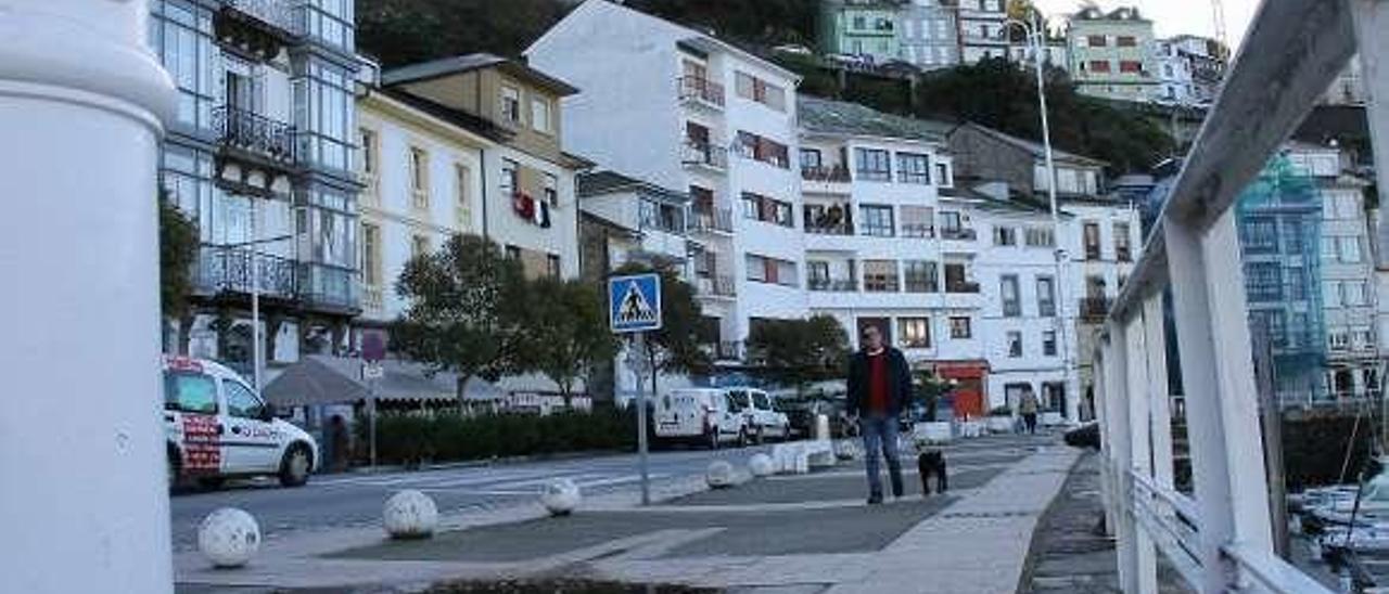 Paseo del Muelle de Luarca, en una imagen de ayer.