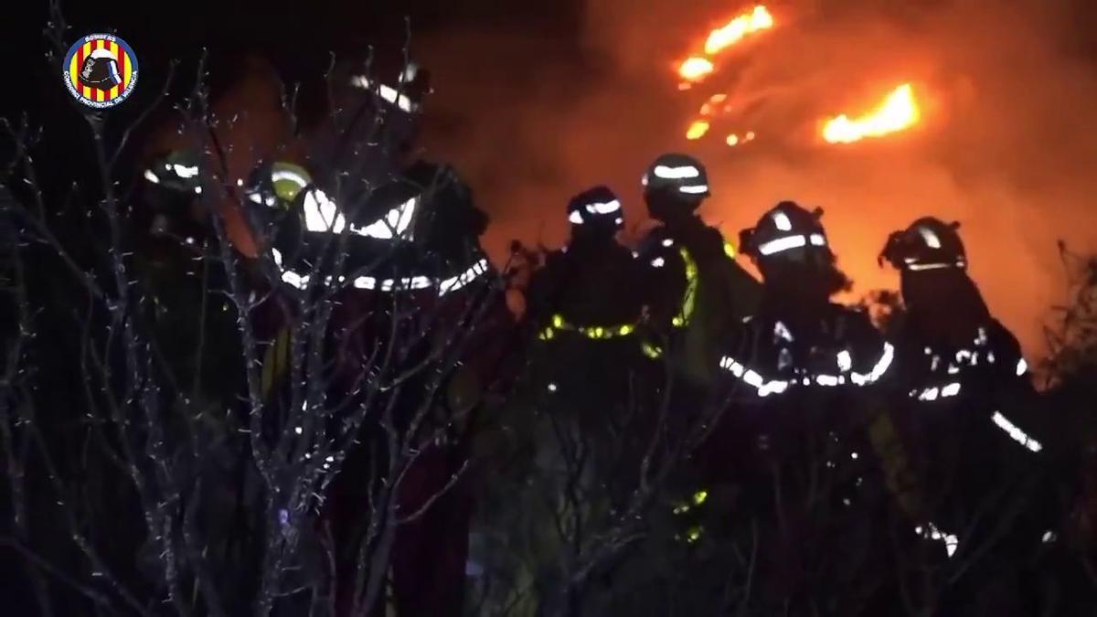 Bomberos trabajan en la extinción del incendio en Rafelguaraf.