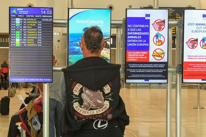 25-03-20  GRAN CANARIA. AEROPUERTO DE GRAN CANARIA. INGENIO TELDE. Ultimos turistas en salir y llegada de un vuelo desde Barcelona con tan solo once pasajeros. Efecto del Covid-19 en el Aeropuerto de Gran Canaria.  Fotos: Juan Castro.  | 25/03/2020 | Fotógrafo: Juan Carlos Castro