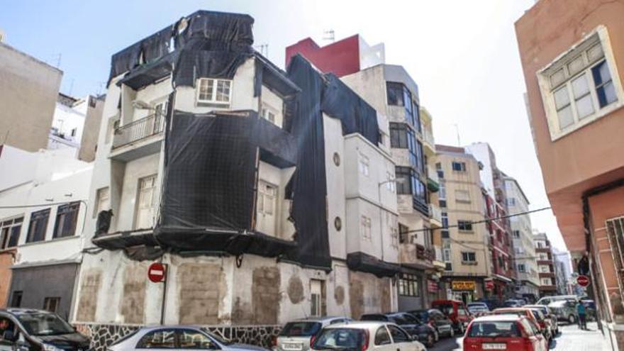 Un inmueble en mal estado que ha sido objeto de inspección en las calles traseras de Las Canteras. | josé carlos guerra