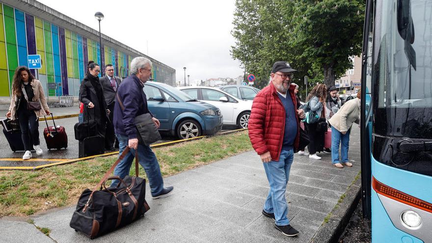 Viajeros de un Alvia se suben a un bus en Vigo // R. Grobas