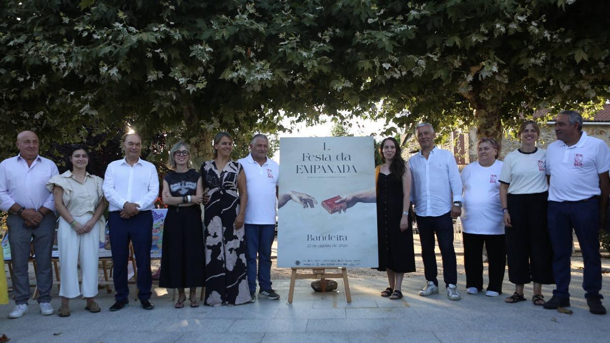 Presentación de la fiesta, con el cartel conmemorativo.