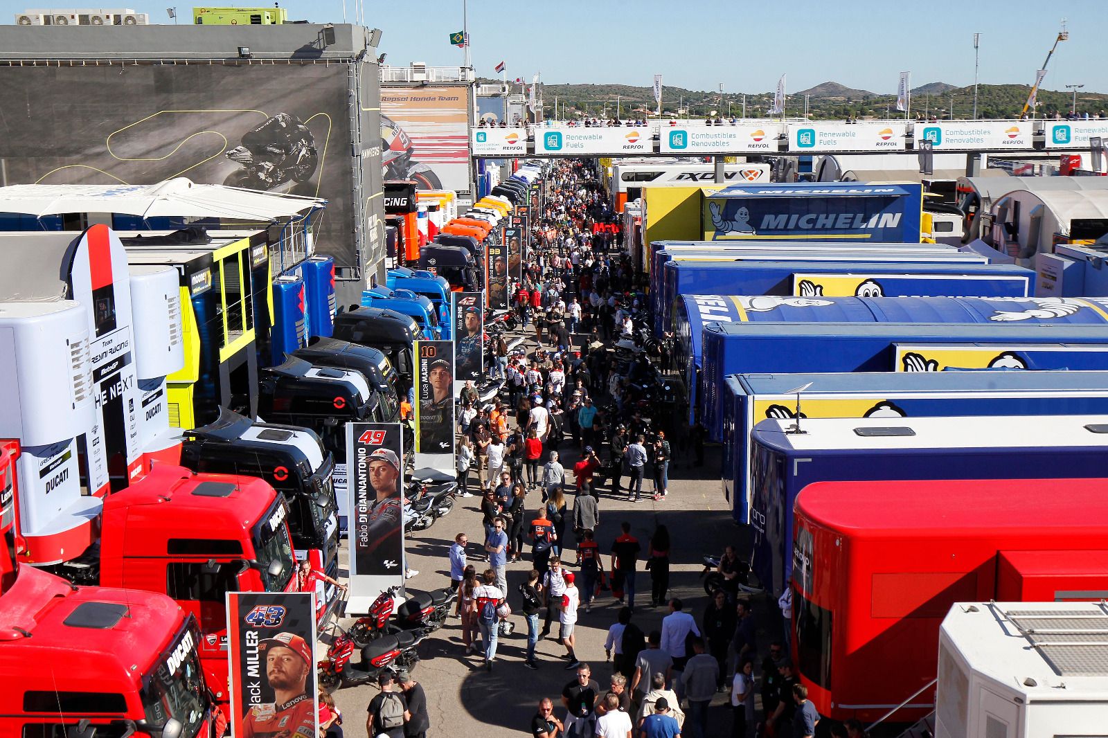 Cientos de personas acuden a Cheste para no perderse las carreras de MotoGP