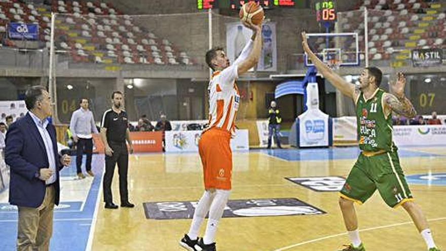 Mirza Bulic se eleva para realizar un tiro en el partido contra el Huesca de la semana pasada.