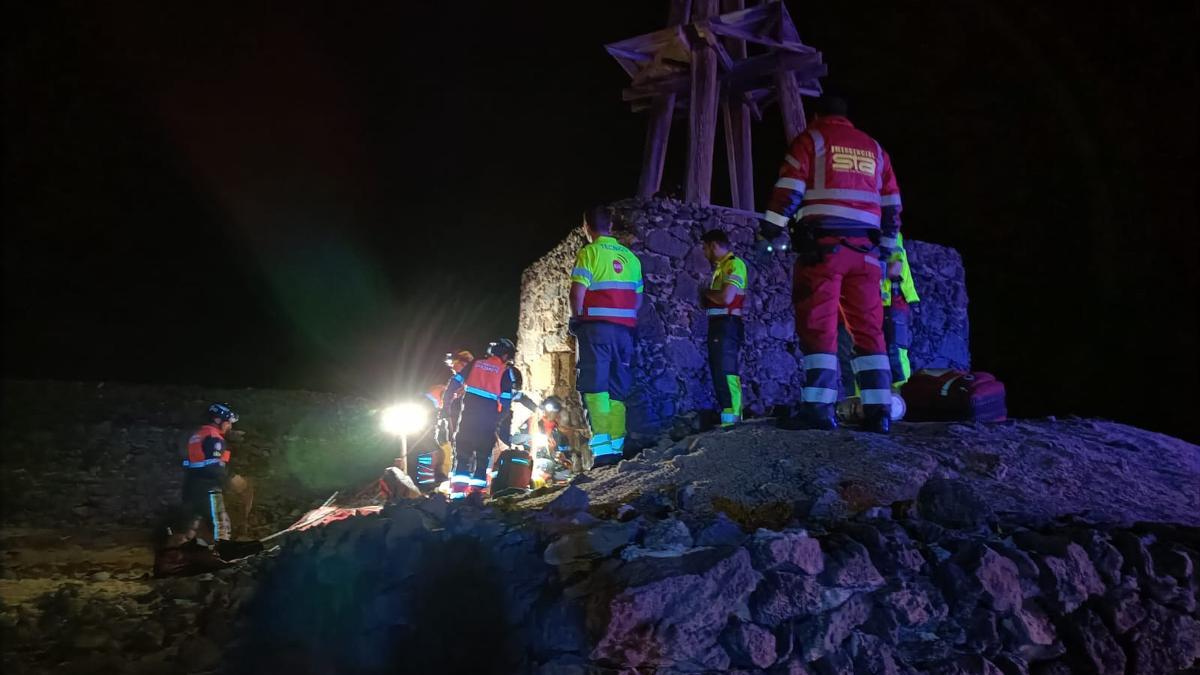 Los bomberos del Consorcio de Emergencias de Lanzarote rescatan a dos adolescentes que cayeron a un pozo en Arrecife.
