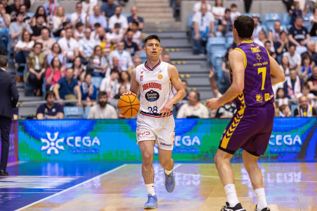 El Obradoiro arrasa en la 'guerra' con el Palencia El Obradoiro arrasa en la 'guerra' con el Palencia