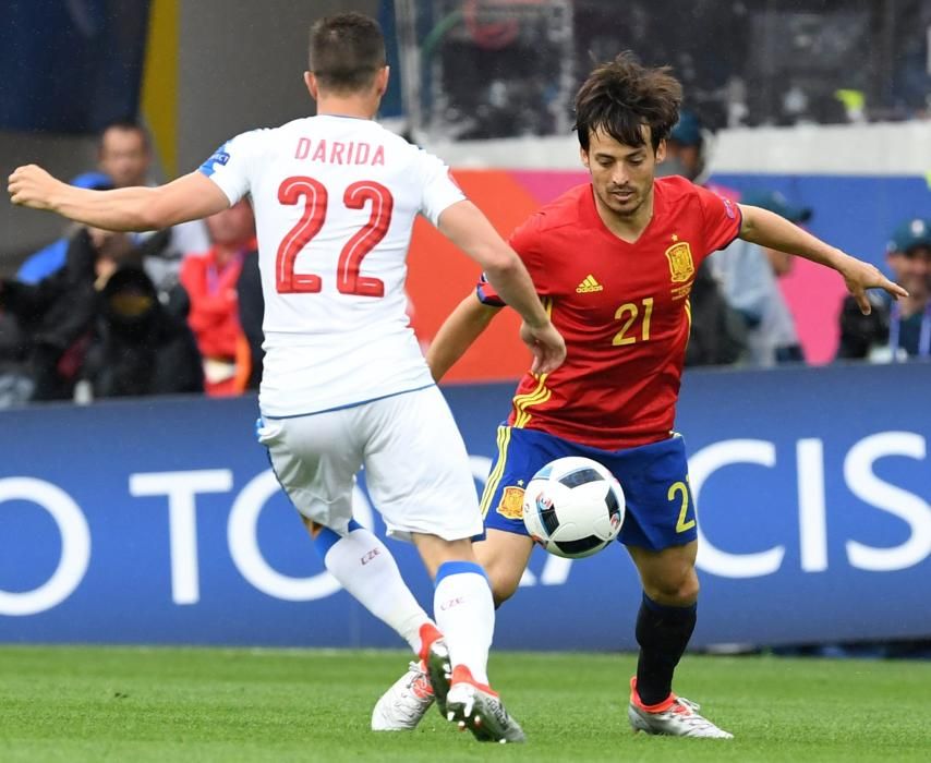 . Toulouse (France), 13/06/2016.- David Silva (R) of Spain in action against Vladimir Darida of Czech Republic during the UEFA EURO 2016 group D preliminary round match between Spain and Czech Republic at Stade Municipal de Toulouse in Toulouse, France, 13 June 2016.    (RESTRICTIONS APPLY: For editorial news reporting purposes only. Not used for commercial or marketing purposes without prior written approval of UEFA. Images must appear as still images and must not emulate match action video footage. Photographs published in online publications (whether via the Internet or otherwise) shall have an interval of at least 20 seconds between the posting.) (España, Francia) EFE/EPA/VASSIL DONEV EDITORIAL USE ONLY