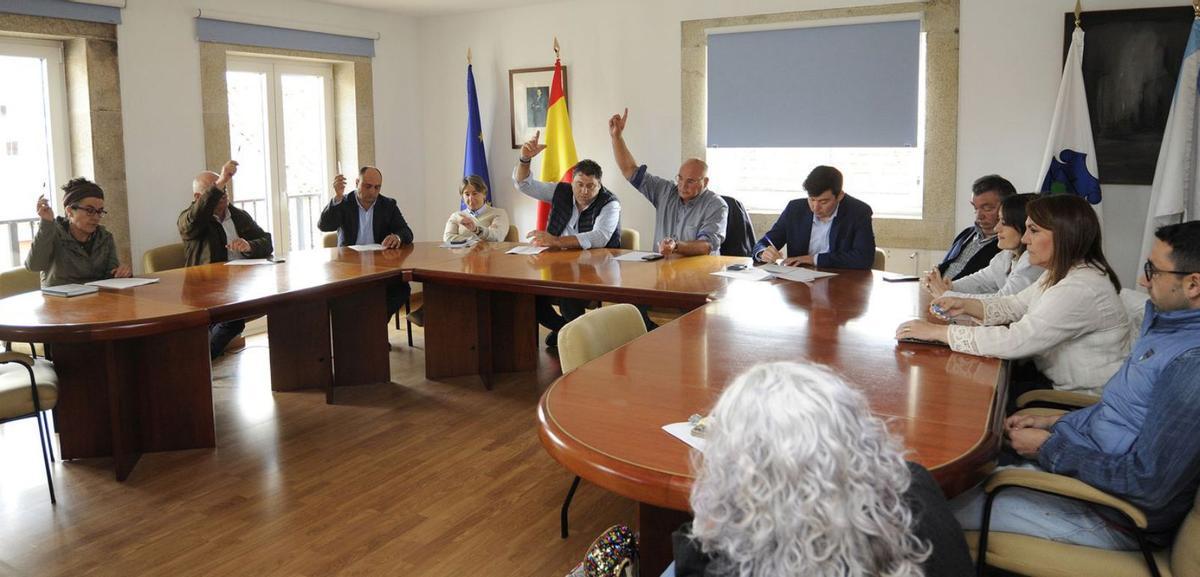 El gobierno vota a mano alzada en el pleno del jueves con el PP a la derecha. |  Bernabé/Javier Lalín