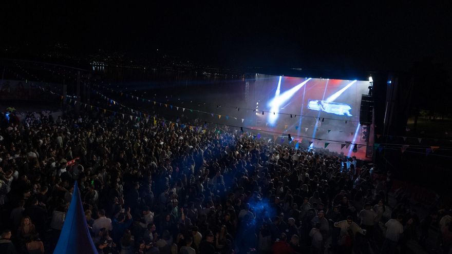 Miles de personas celebran, en el Fuego Fest de Moaña, la previa a la Noite de San Xoán