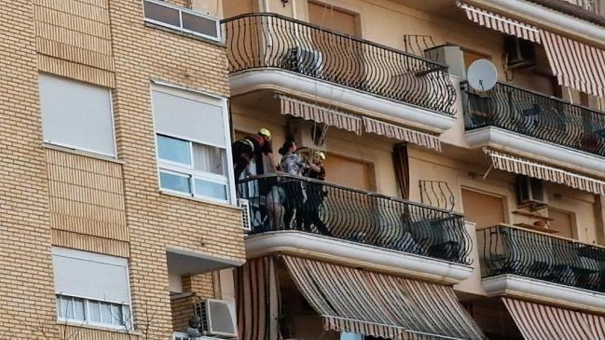 Una mujer amenaza con arrojar a sus hijos desde un cuarto piso en Valencia