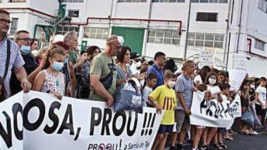 Manifestació, a l&#039;estiu, contra les males olors i els sorolls que genera la fàbrica Hinojosa de Sarrià de Ter.