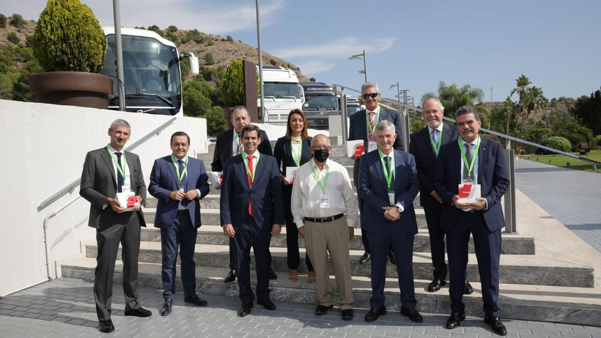 Foto de familia de los galardonados con los Premios del Transporte 2020 de FROET