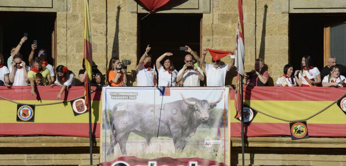 El El balcón consitorial coreando y bailando el «himno» festivo. | J. A. G.