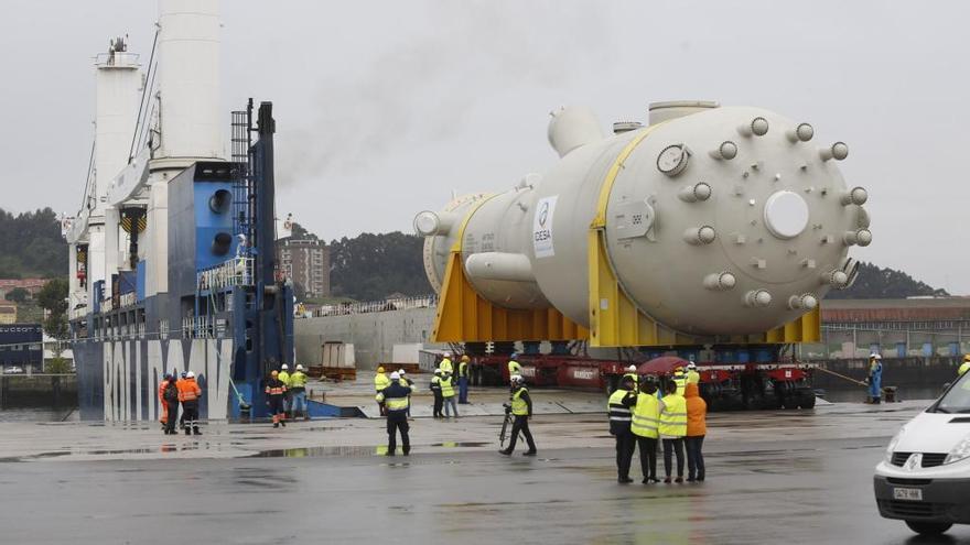 Una operación de carga en los muelles avilesinos.