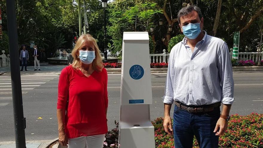 Ángeles Muñoz y Félix Romero, junto a uno de los dispensadores.