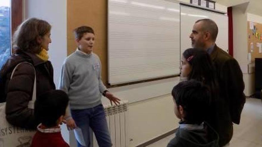 Un dels escolans, Joan Boixadera, va mostrar l&#039;interior de l&#039;Escolania a una família de Barcelona