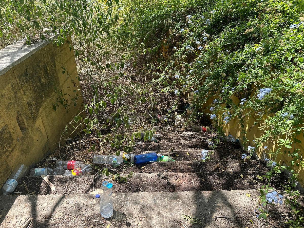 Escaleras de los Jardines del Guadalquivir llenas de botellas de plástico, entre otras cosas.